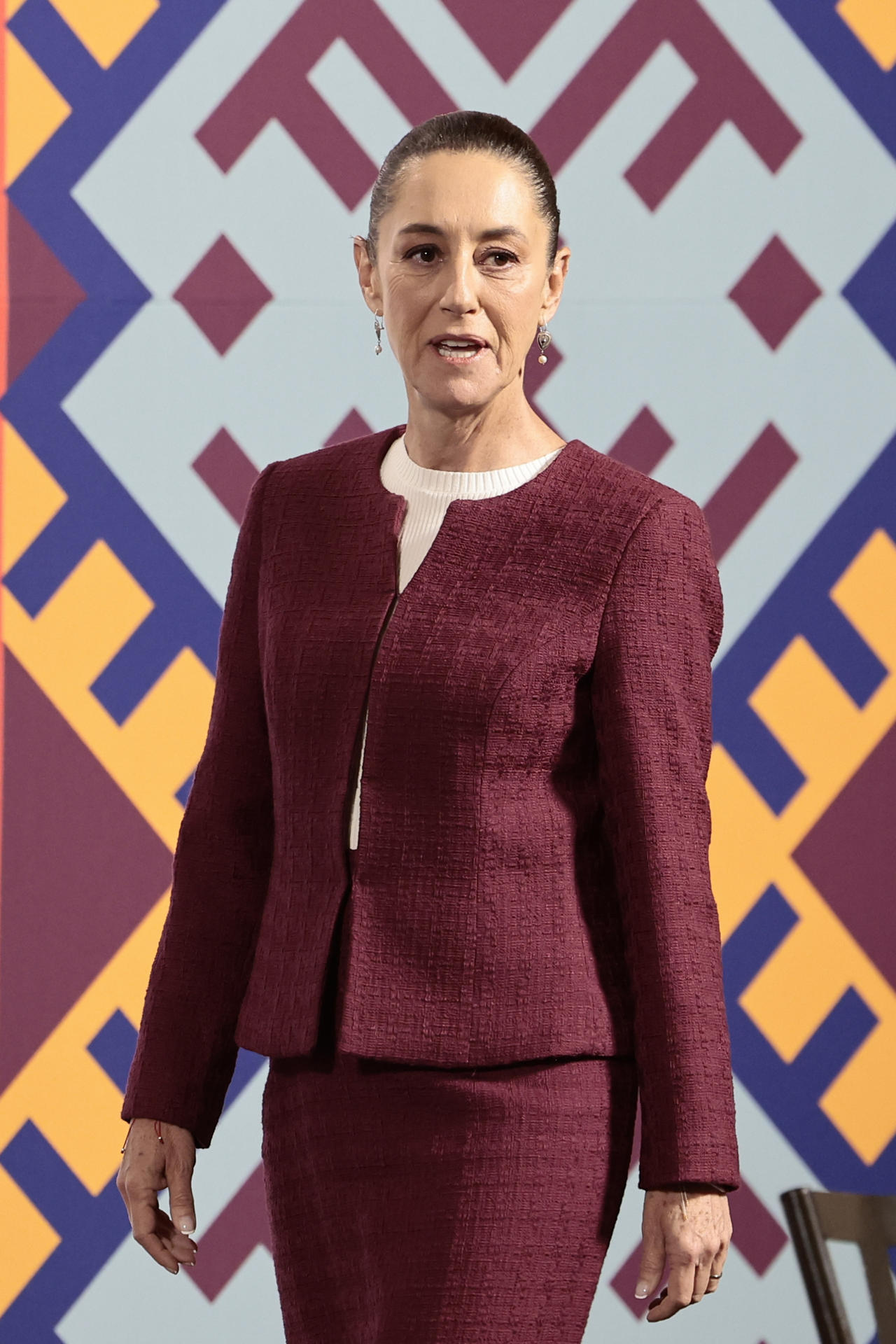 La presidenta de México, Claudia Sheinbaum, participa en su conferencia diaria este lunes, en el Palacio Nacional, en Ciudad de México (México). EFE/ José Méndez
