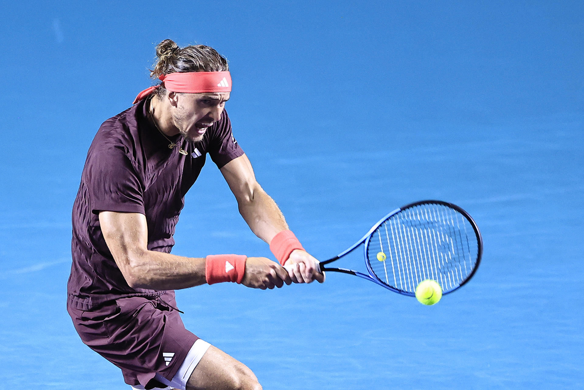 El tenista alemán Alexander Zverev devuelve una pelota al estadounidense Learner Tien este miércoles, durante el Abierto Mexicano de Tenis, en Acapulco (México). EFE/ David Guzmán
