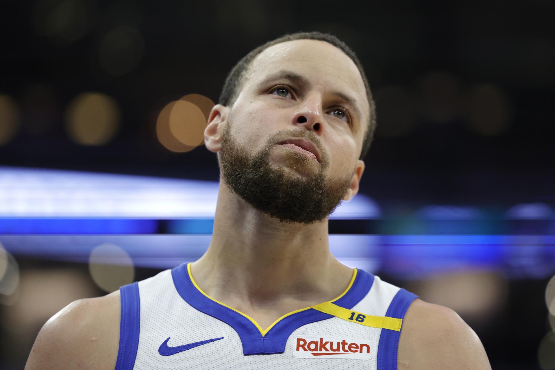 Stephen Curry de los Golden State Warriors en acción ante los Sacramento Kings. EFE/JOHN G. MABANGLO
