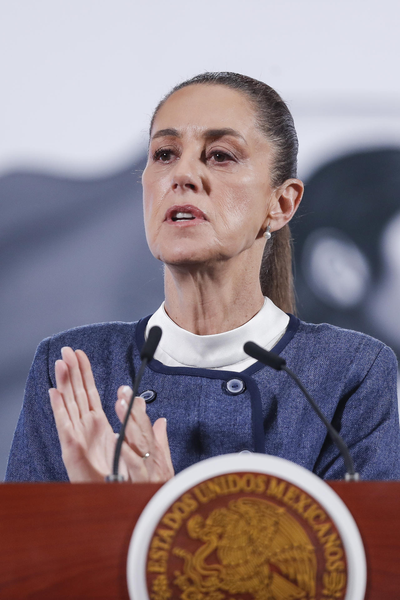 La presidenta de México, Claudia Sheinbaum, participa este miércoles en una rueda de prensa en Palacio Nacional en la Ciudad de México (México). EFE/ Isaac Esquivel
