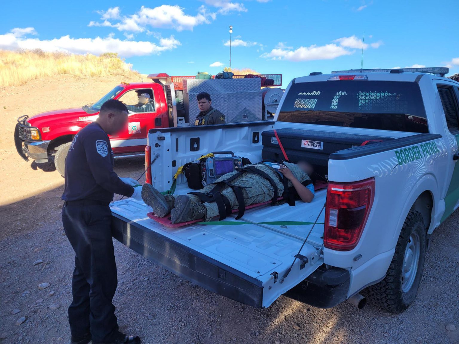 Fotografía tomada de la cuenta oficial de la red social X del jefe del sector Tucson de la Patrulla Fronteriza de los EE.UU. @USBP Chief TCA donde se observa a un agente mientras atiende a una mujer migrante que fue empujada por 'coyotes' en el muro fronterizo de Nogales (Estados Unidos). EFE/USBP Chief TCA /SOLO USO EDITORIAL /NO VENTAS /SOLO DISPONIBLE PARA ILUSTRAR LA NOTICIA QUE ACOMPAÑA /CRÉDITO OBLIGATORIO