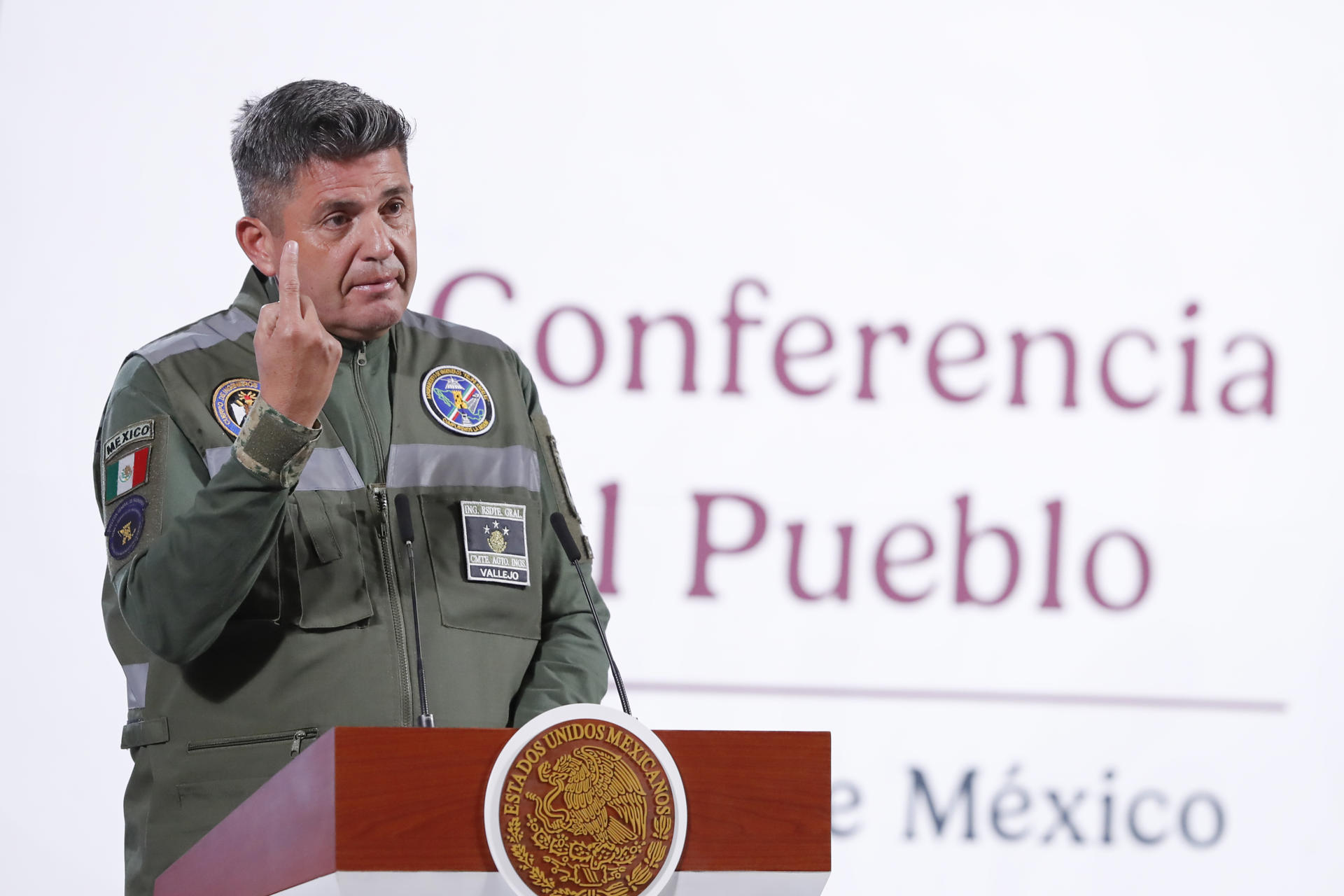 El comandante del Agrupamiento de Ingenieros 'Felipe Angeles',Gustavo Ricardo Vallejo, participa en una rueda de prensa de la presidenta de México, Claudia Sheinbaum, participa este jueves en Palacio Nacional de la Ciudad de México (México). EFE/Mario Guzmán
