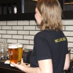 Fotografía de archivo de una persona que lleva dos vasos con cerveza. EFE/Tania Cidoncha