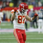 Los Kansas City Chiefs confirmaron este jueves que Travis Kelce, veterano de 35 años, no se retirará y jugará su campaña número 13 en la temporada 2025 de la NFL. EFE/EPA/ERIK S. LESSER