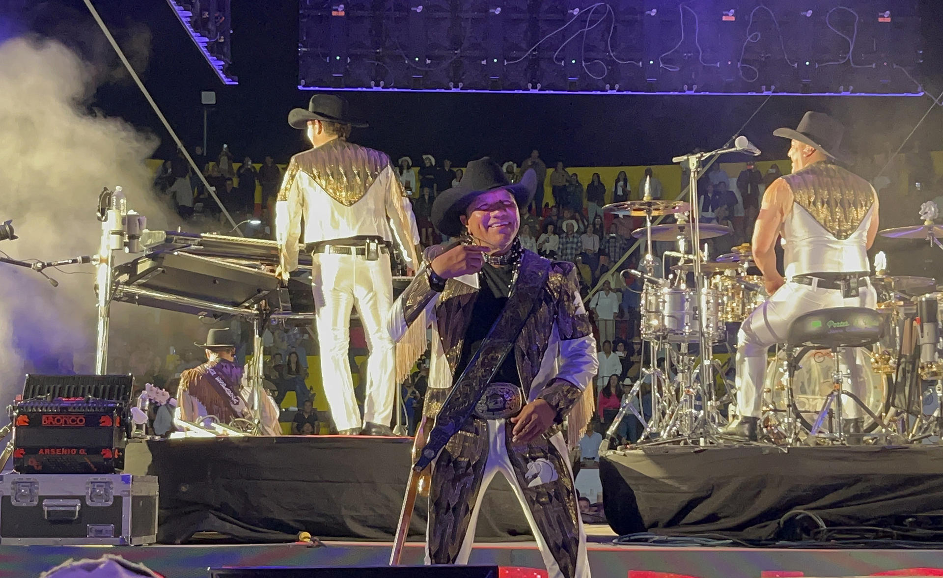 El vocalista del la agrupación 'Bronco', José Guadalupe Esparza, participa durante un concierto ofrecido anoche en la ciudad de Mérida en el estado de Yucatán (México). EFE/Martha López
