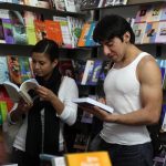 Fotografía de personas leyendo libros en el Centro Cultural Universitario en Ciudad de México (México). EFE/Sáshenka Gutiérrez