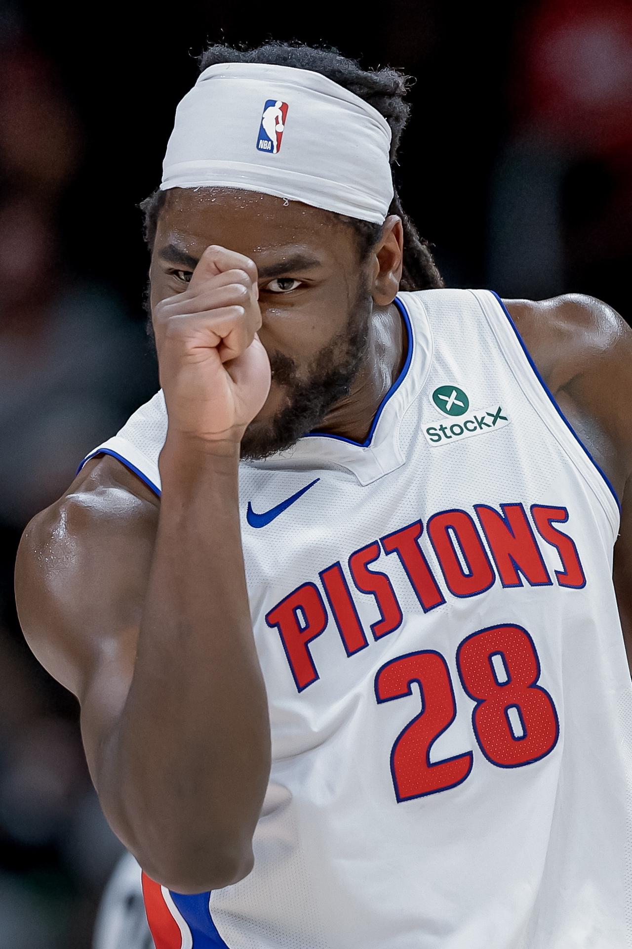 Isaiah Stewart de los Detroit Pistons reacciona ante los Atlanta Hawks. EFE/ERIK S. LESSER
