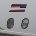 Migrantes provenientes de Estados Unidos observan por la ventana de un avión en el que fueron enviados de regreso a casa. EFE/ Jeffrey Arguedas