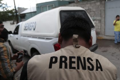 Un grupo de periodistas acude al lugar donde fue asesinado el periodista Fredy Román Román, en el municipio de Chilpancingo, estado de Guerrero (México). Imagen de archivo. EFE/ Jose Luis de la Cruz