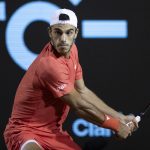 El tenista argentino Francisco Cerúndolo eliminó al italiano Luciano Darderi y avanzó a cuartos de final del Abierto de Río. EFE/ANDRÉ COELHO