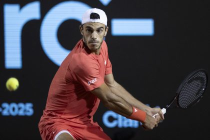 El tenista argentino Francisco Cerúndolo eliminó al italiano Luciano Darderi y avanzó a cuartos de final del Abierto de Río. EFE/ANDRÉ COELHO