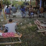 Migrantes venezolanos descansan este miércoles, en el corregimiento de Miramar en la provincia de Colón (Panamá). EFE/ Bienvenido Velasco