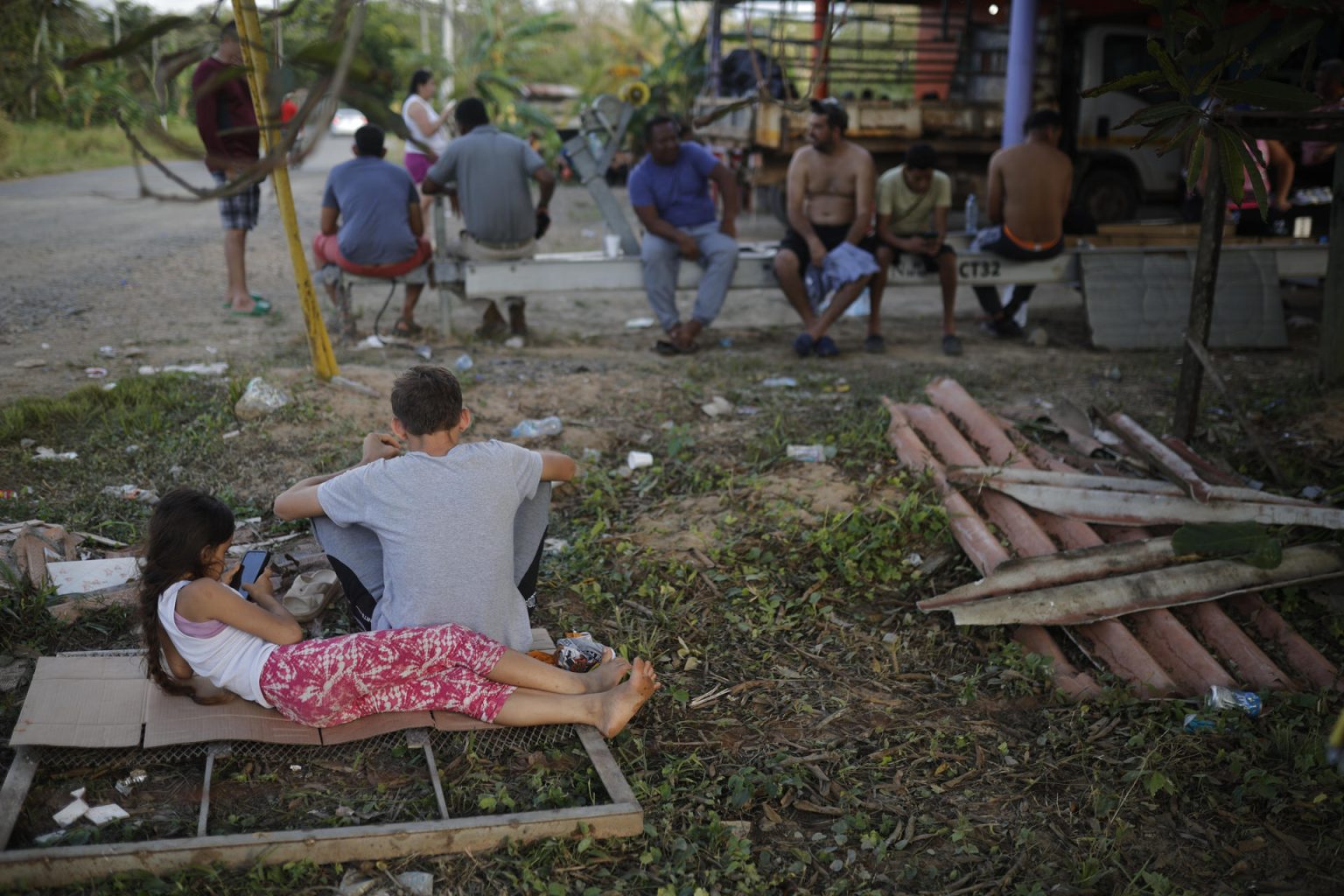 Migrantes venezolanos descansan este miércoles, en el corregimiento de Miramar en la provincia de Colón (Panamá). EFE/ Bienvenido Velasco