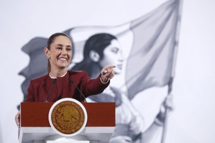 La presidenta de México, Claudia Sheinbaum, participa este jueves durante una rueda de prensa matutina en Palacio Nacional de la Ciudad de México (México). EFE/Mario Guzmán