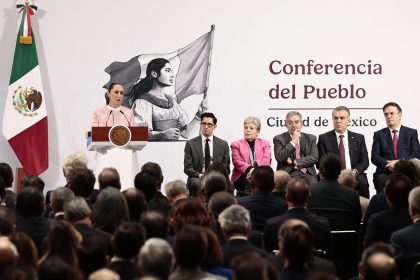 La presidenta de México, Claudia Sheinbaum (i), habla durante un encuentro con empresarios este martes, en el Palacio Nacional de la Ciudad de México (México). EFE/ José Méndez