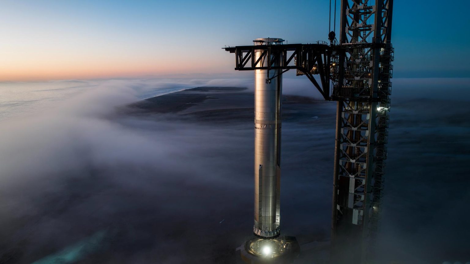 Fotografía cedida por SpaceX que muestra el cohete Starship Flight 8 Super Heavy en la parte superior del soporte de lanzamiento orbital en su base Starbase ubicada en Boca Chica, cerca de Brownsville, Texas (EE.UU.). EFE/SpceX /SOLO USO EDITORIAL NO VENTAS /SOLO DISPONIBLE PARA ILUSTRAR LA NOTICIA QUE ACOMPAÑA /CRÉDITO OBLIGATORIO