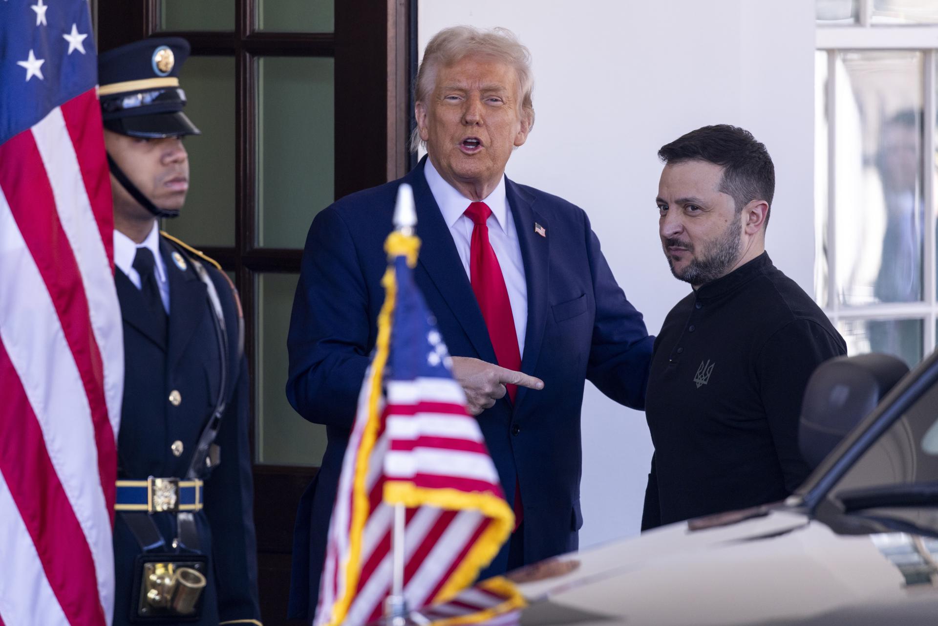 El presidente estadounidense Donald Trump (i) saluda al presidente ucraniano Volodymyr Zelensky (d) a su llegada a la Casa Blanca en Washington, DC, EE.UU., 28 de febrero de 2025. EFE/SHAWN THEW
