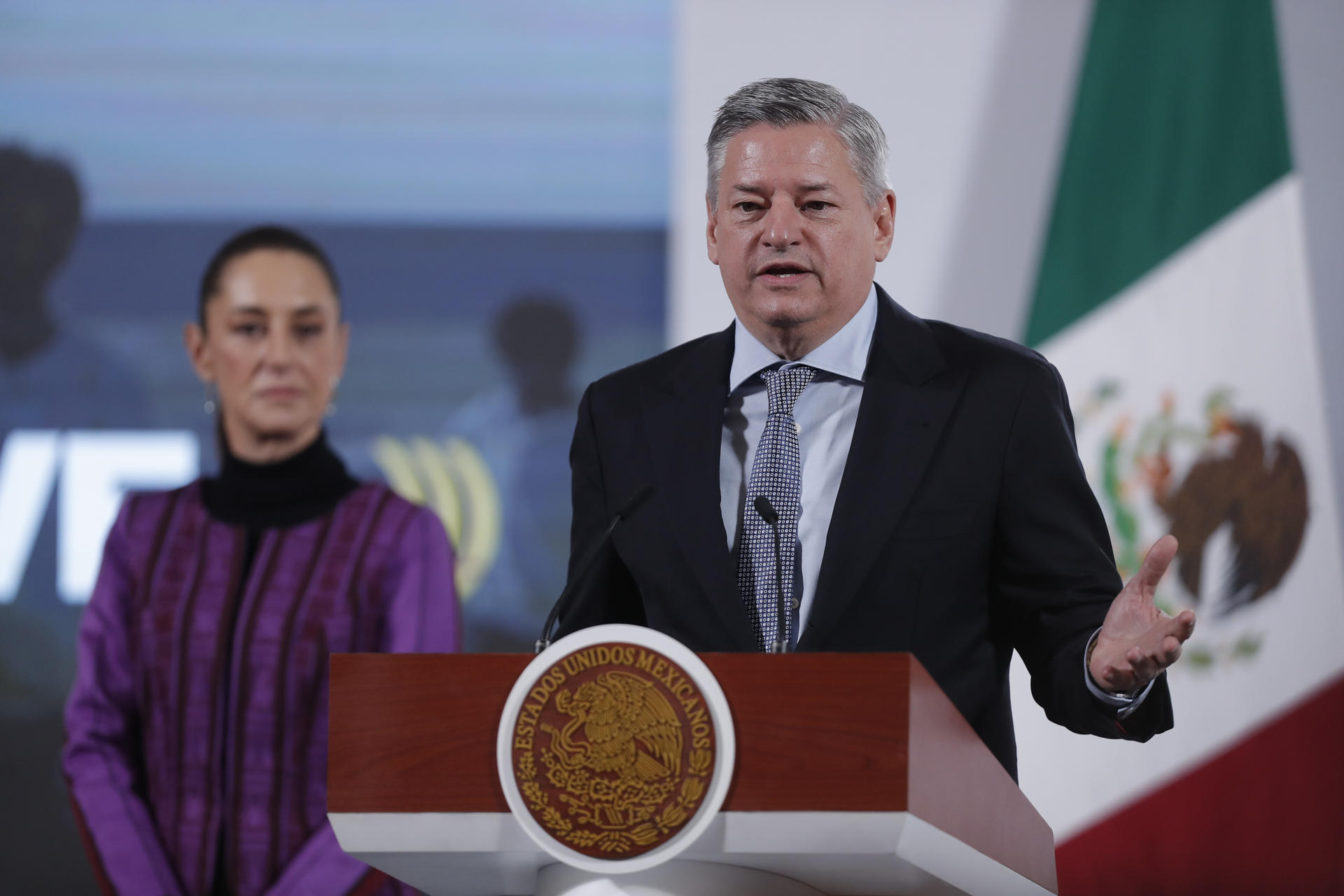 El director ejecutivo de Netflix, Ted Sarandos, habla durante la conferencia matutina de la presidenta mexicana, Claudia Sheinbaum, este jueves, en el Palacio Nacional de la Ciudad de México (México). EFE/ Isaac Esquivel
