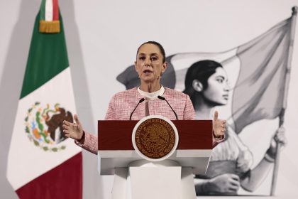 La presidenta de México, Claudia Sheinbaum, participa este martes durante su conferencia de prensa matutina  en Palacio Nacional en la Ciudad de México (México). EFE/José Méndez