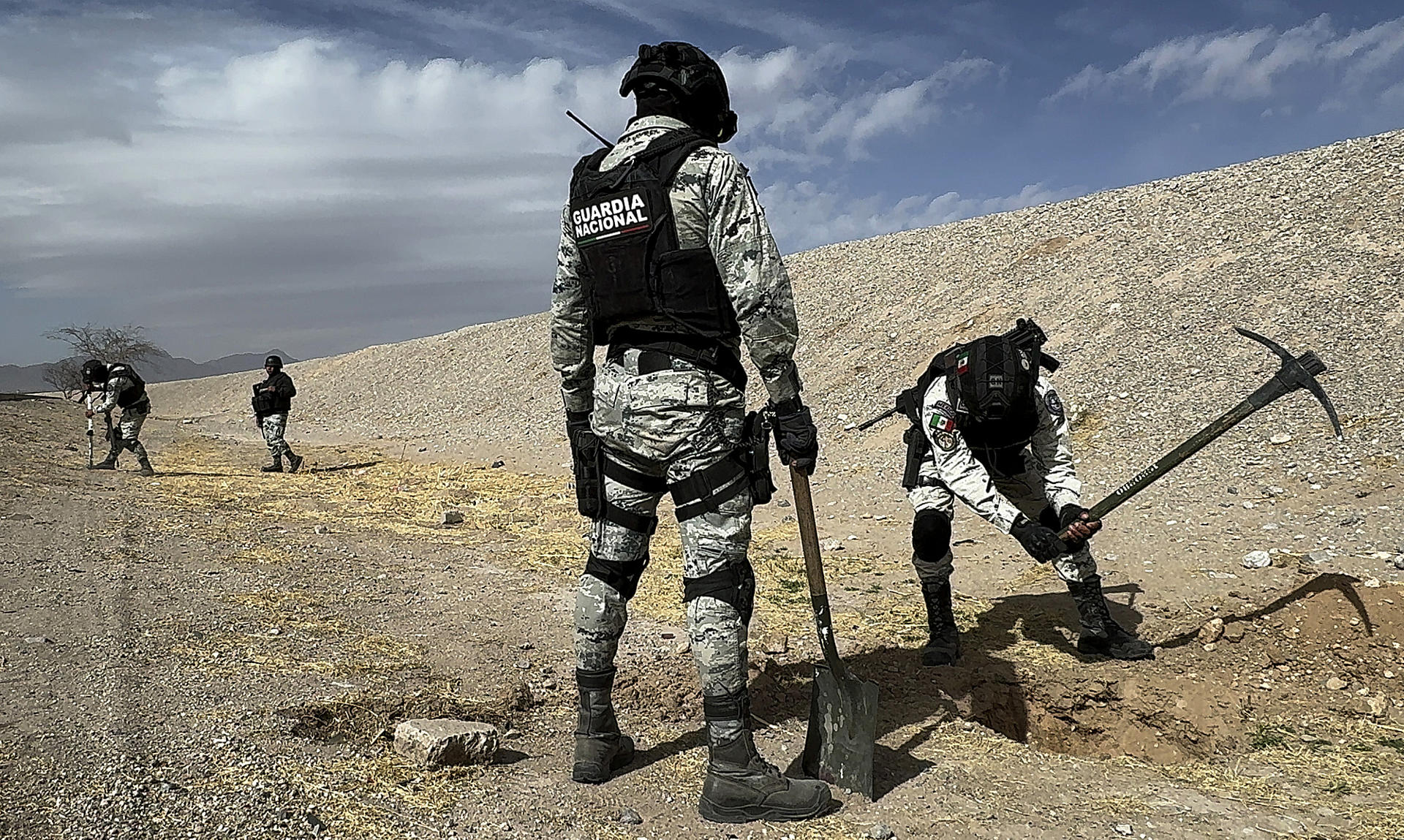 Elementos de la Guardia Nacional (GN), realizan un operativo de búsqueda de un segundo túnel en las cercanías del Río Bravo este miércoles, en Ciudad Juárez en Chihuahua (México). EFE/ Luis Torres
