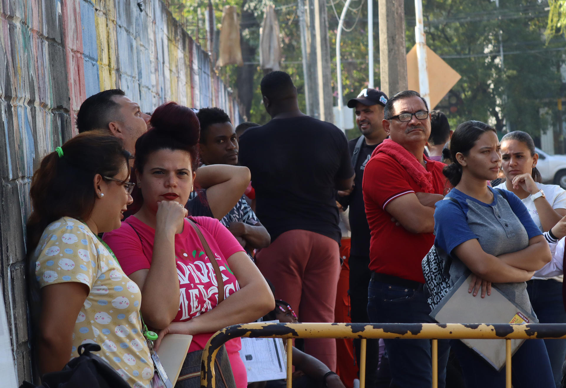 Migrantes permanecen a la espera de resolver su situación migratoria este miércoles, en la Ciudad de Tapachula en Chiapas (México). EFE/ Juan Manuel Blanco
