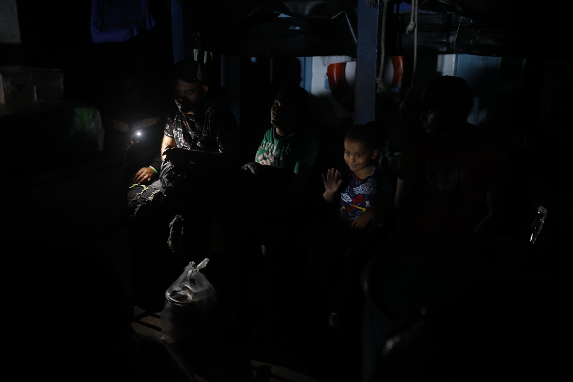 Al menos 180 migrantes permanecen a la espera en un pueblo costero del Caribe de Panamá para que en las próximas horas se les dé la orden de tomar un barco hacia la frontera con Colombia, en lo que aparentemente es una nueva ruta oficial para agilizar el traslado de migrantes en su retorno hacia Suramérica, después de no alcanzar su meta de establecerse en Estados Unidos. EFE/ Bienvenido Velasco
