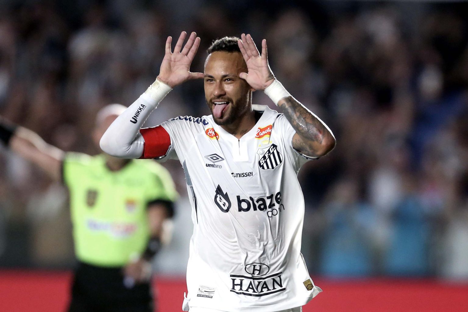 Fotografía del pasado 16 de febrero de Neymar, celebrando con el Santos un gol durante un partido del Campeonato Paulista. EFE/ Guilherme Dionizio