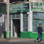 Una persona camina frente a una casa de cambio este lunes, en Ciudad Juárez, en Chihuahua (México). EFE/ Luis Torres