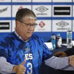 El entrenador colombiano Hernán Darío 'Bolillo' Gómez en su presentación como técnico de la selección de El Salvador, en San Salvador. EFE/ Rodrigo Sura