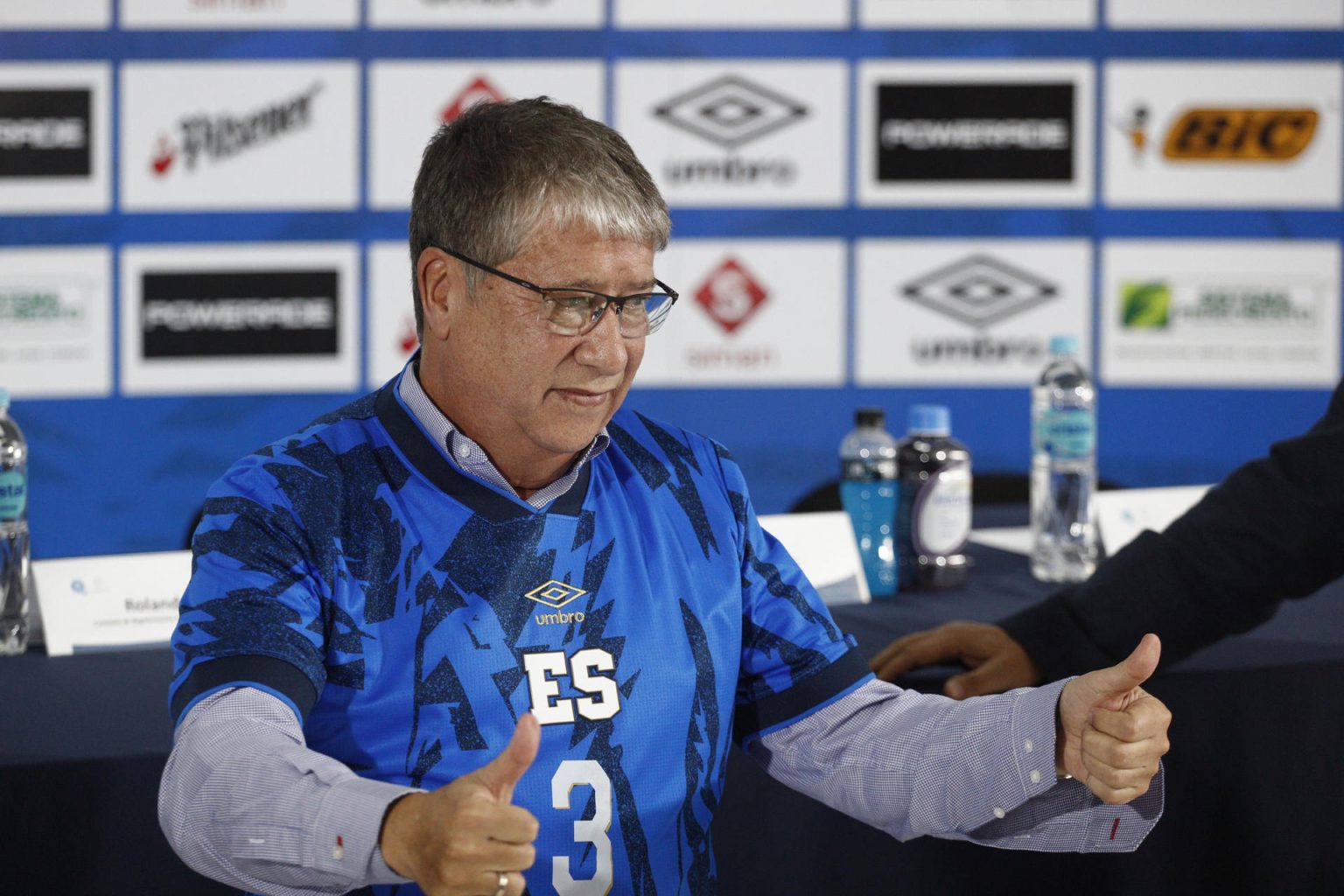 El entrenador colombiano Hernán Darío 'Bolillo' Gómez en su presentación como técnico de la selección de El Salvador, en San Salvador. EFE/ Rodrigo Sura