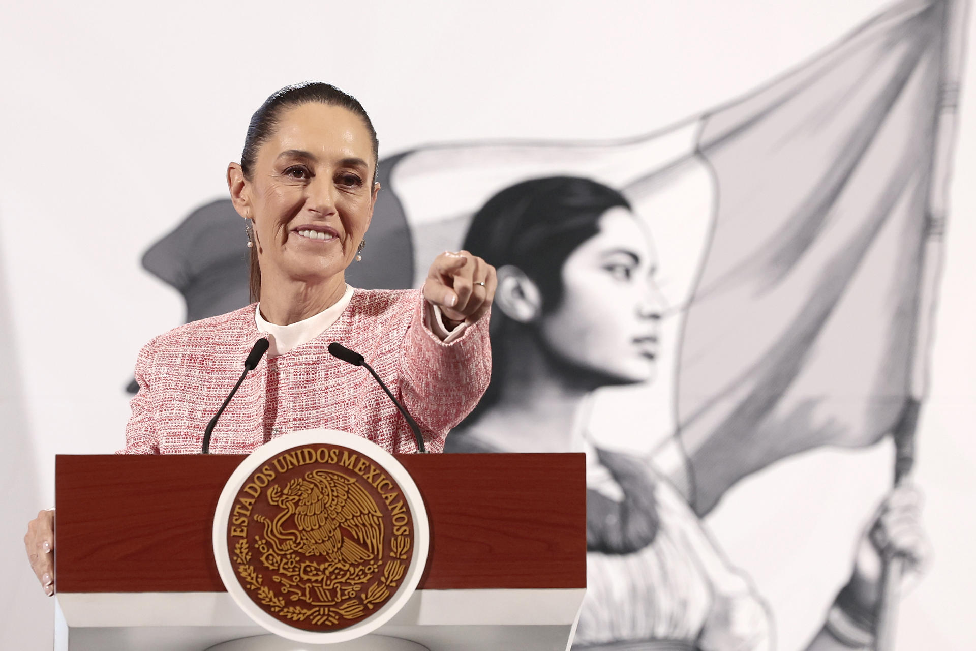 La presidenta de México, Claudia Sheinbaum, participa este martes durante su conferencia de prensa matutina  en Palacio Nacional en la Ciudad de México (México). EFE/José Méndez
