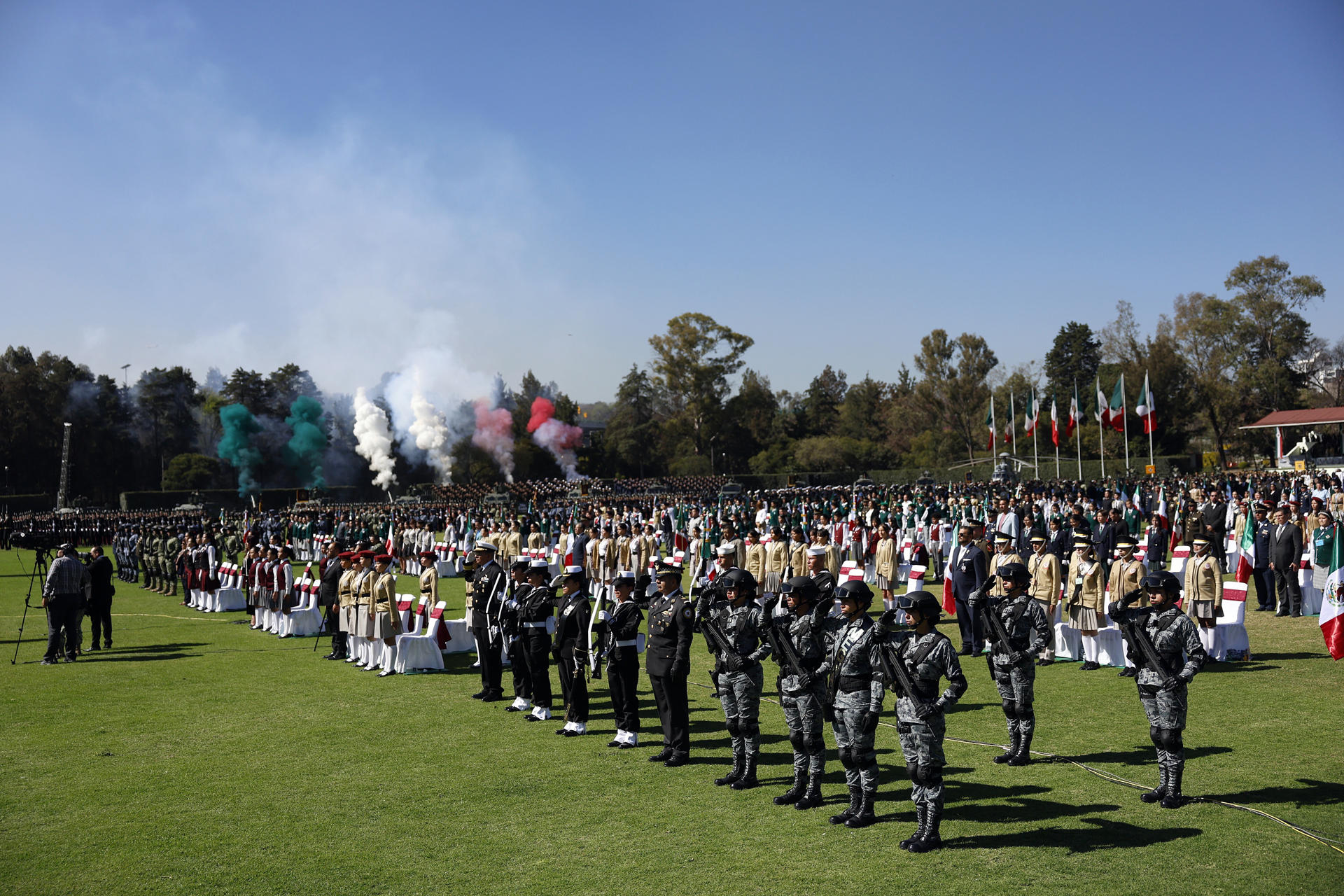 Soldados participan en la ceremonia por el Día de la Bandera, este lunes en Ciudad de México (México). EFE/ Sáshenka Gutiérrez
