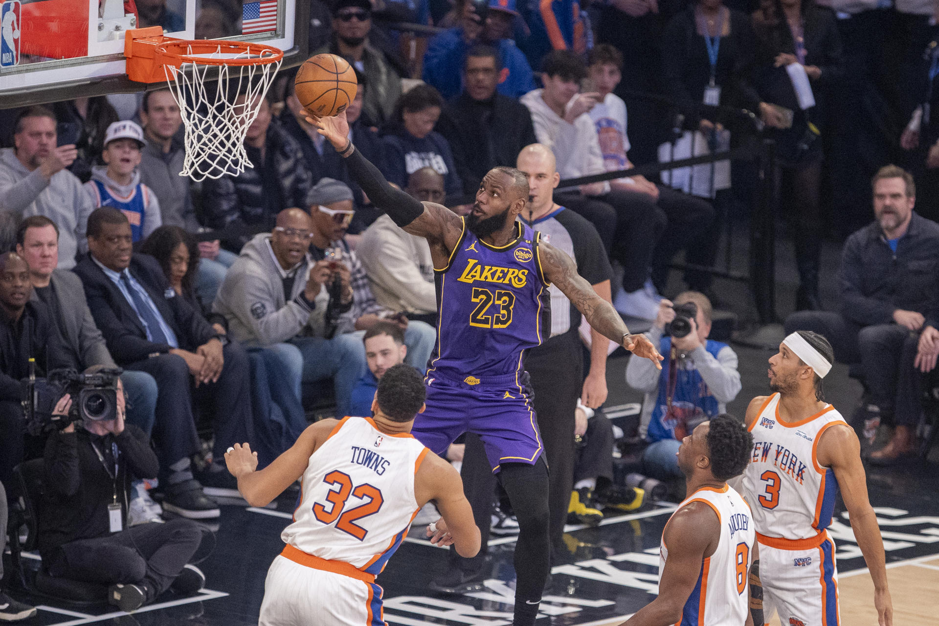 LeBron James (c) de los Angeles Lakers lanza la canasta este sábado, durante el juego de NBA que su equipo ganó por 112-128 a los New York Knicks en el Madison Square Garden. EFE/ Angel Colmenares
