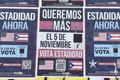 Fotografía de archivo de carteles que piden votar a favor de la estadidad de Puerto Rico, en una calle de San Juan (Puerto Rico). EFE/ Marina Villén