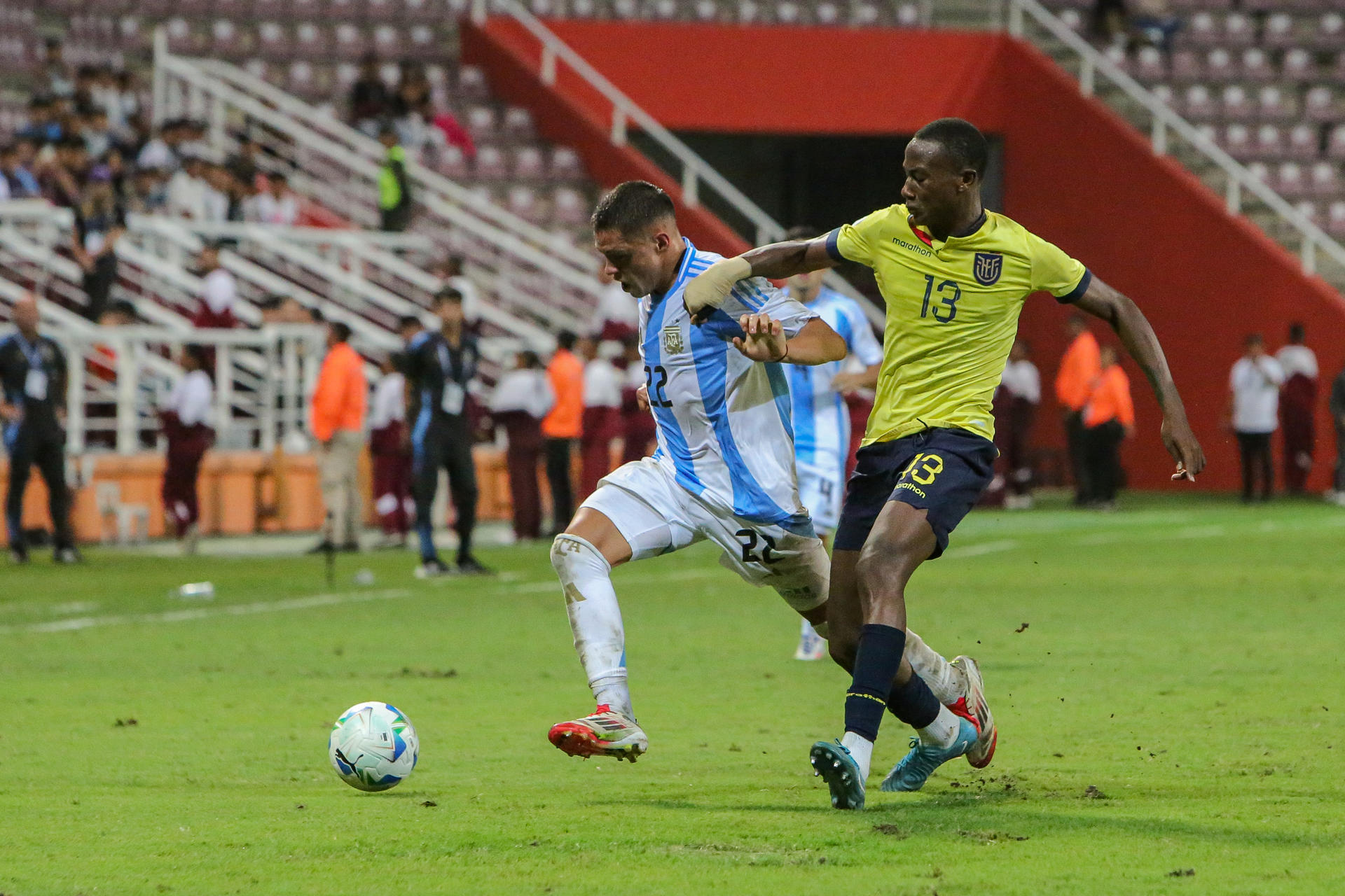 El argentino Agustín Chávez (i) resiste a la marca del ecuatoriano Fricio Caicedo durante el partido del Campeonato Sudamericano Sub-20 que empataron sin goles en el estadio Metropolitano de Lara, en la ciudad venezolana de Cabudare. EFE/ Edison Suárez
