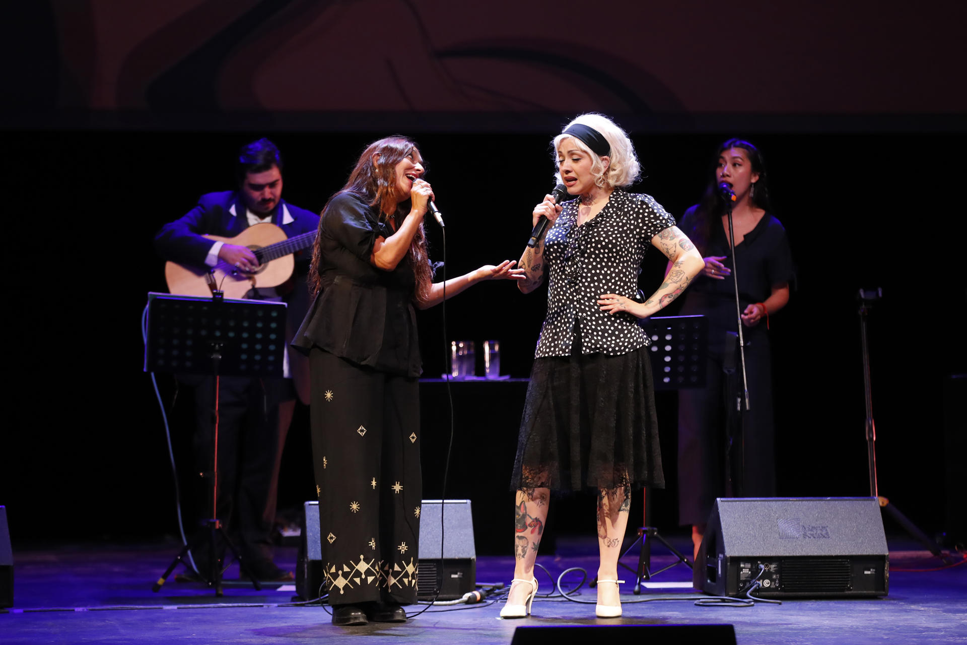 Las cantantes chilenas Mon Laferte (d) y Javiera Parra (i), participan este miércoles en un homenaje a la artista chilena Violeta Parra, en el marco en la décima edición del Feria Internacional de la Música (FIM) celebrado en Guadalajara, Jalisco (México). EFE/ Francisco Guasco
