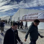 Personas caminan frente al nuevo centro de apoyo y de servicios de la estrategia 'México te abraza' este jueves, en Ciudad Juárez (México). EFE/ Luis Torres