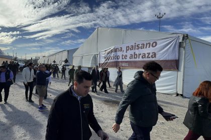 Personas caminan frente al nuevo centro de apoyo y de servicios de la estrategia 'México te abraza' este jueves, en Ciudad Juárez (México). EFE/ Luis Torres