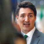 Fotografía del 12 de febrero de 2025 del primer ministro canadiense, Justin Trudeau, hablando con medios de comunicación durante la reunión entre la UE-Canadá en el Consejo Europeo en Bruselas (Bélgica). EFE/EPA/ Olivier Matthys