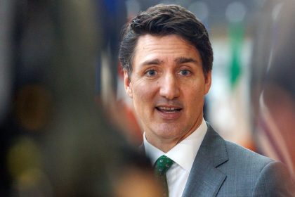 Fotografía del 12 de febrero de 2025 del primer ministro canadiense, Justin Trudeau, hablando con medios de comunicación durante la reunión entre la UE-Canadá en el Consejo Europeo en Bruselas (Bélgica). EFE/EPA/ Olivier Matthys