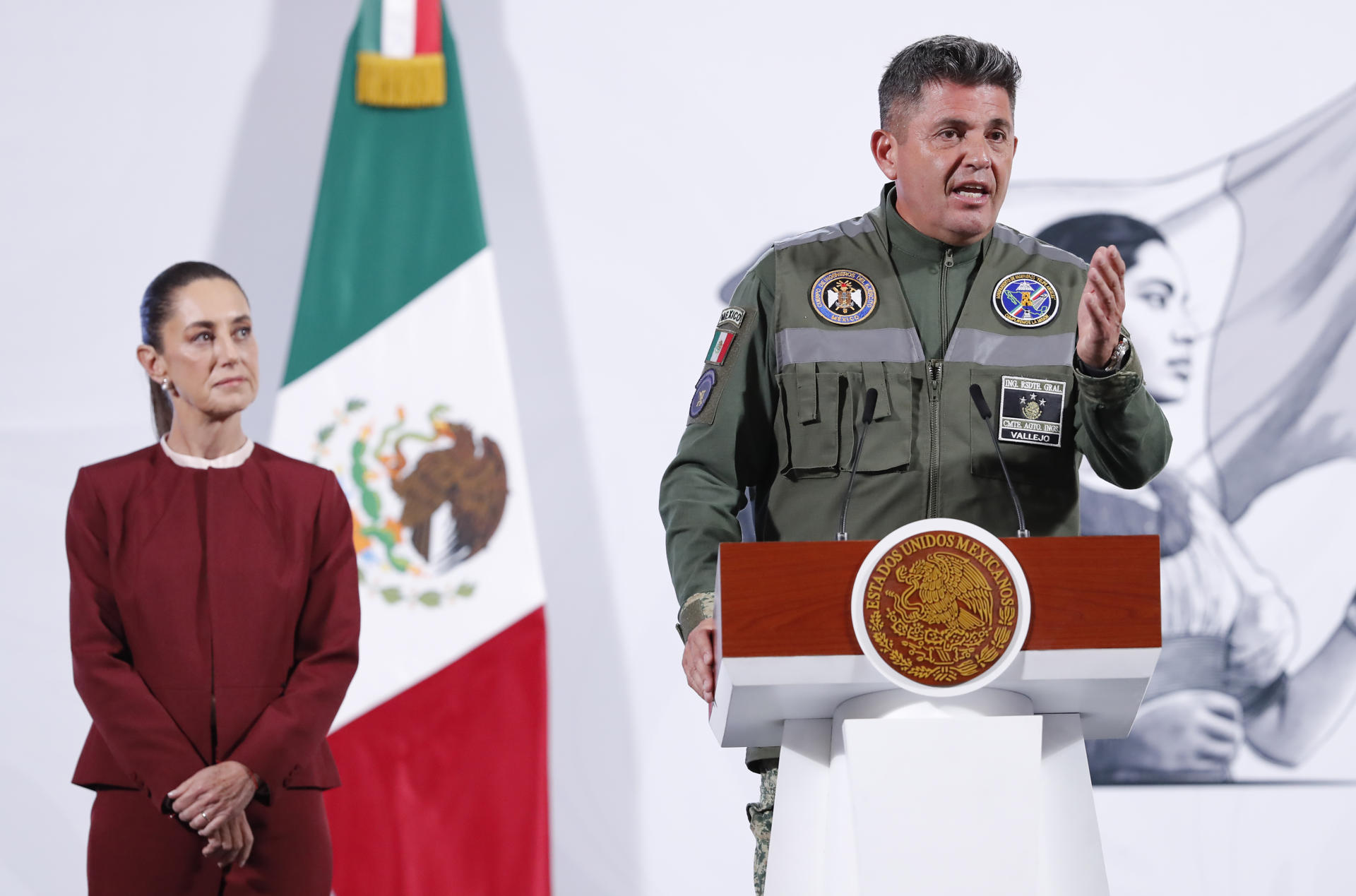 El comandante del Agrupamiento de Ingenieros 'Felipe Angeles', Gustavo Ricardo Vallejo, participa en una rueda de prensa de la presidenta de México, Claudia Sheinbaum, participa este jueves en Palacio Nacional de la Ciudad de México (México). EFE/Mario Guzmán
