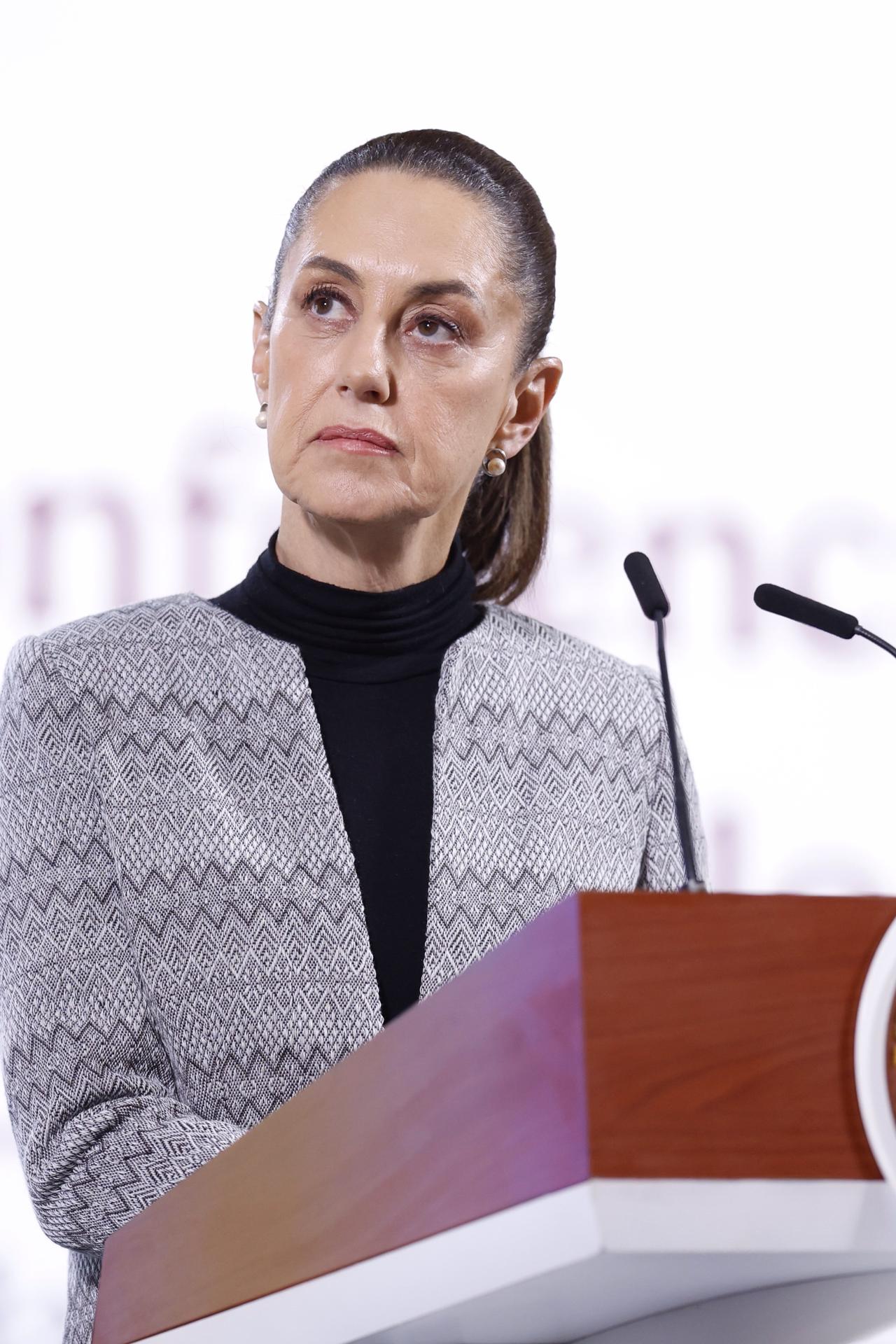 La presidenta de México, Claudia Sheinbaum, habla este viernes durante su conferencia matutina en el Palacio Nacional de la Ciudad de México (México). EFE/Sáshenka Gutiérrez
