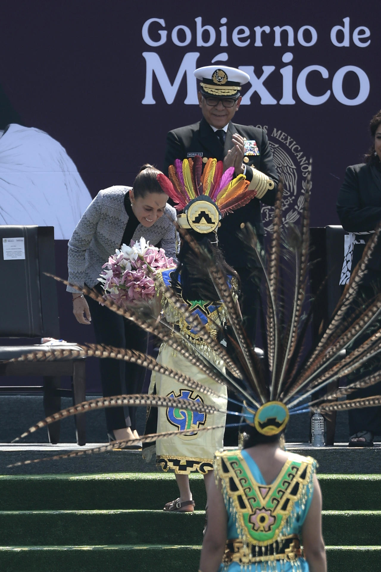 La presidenta de México, Claudia Sheinbaum, participa en la conmemoración de los 500 años de la ejecución de Cuauhtémoc, último emperador azteca, este viernes, en la Plaza de la Constitución en Ciudad de México (México).EFE/ José Méndez
