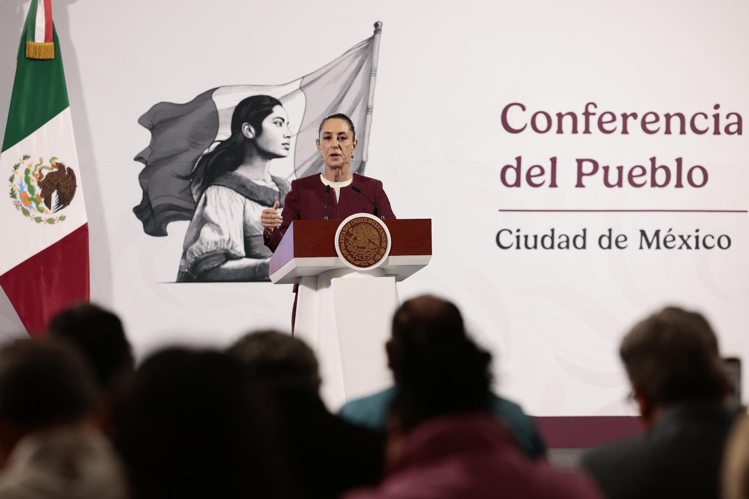 La presidenta de México, Claudia Sheinbaum, habla en su conferencia de prensa diaria este lunes, en el Palacio Nacional, en Ciudad de México (México). EFE/ José Méndez