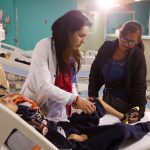 Imagen de archivo de un paciente acompañado por su madres es atendido durante su consulta en un Hospital Civil de Guadalajara (México). EFE/Francisco Guasco