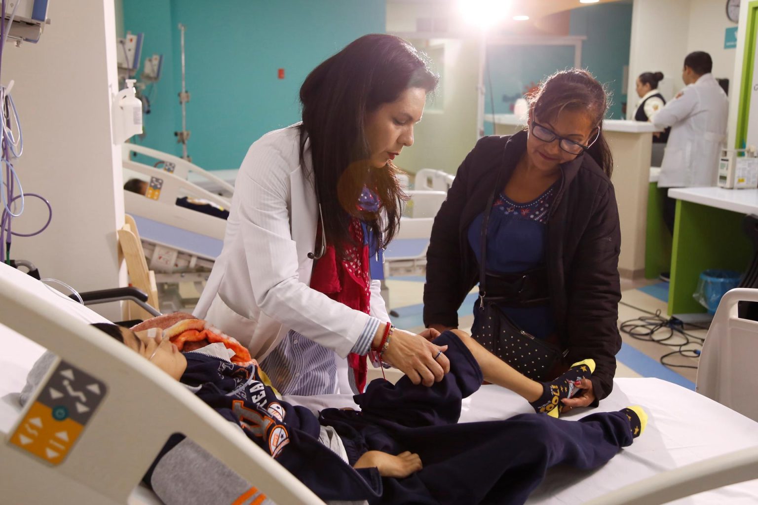 Imagen de archivo de un paciente acompañado por su madres es atendido durante su consulta en un Hospital Civil de Guadalajara (México). EFE/Francisco Guasco