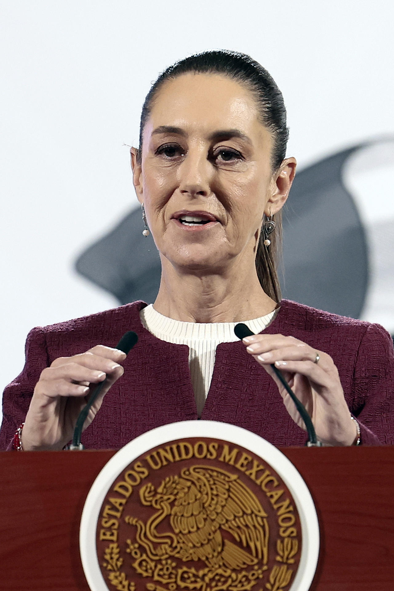 La presidenta de México, Claudia Sheinbaum, habla durante su conferencia de prensa diaria este lunes, en el Palacio Nacional, en Ciudad de México (México). EFE/ José Méndez
