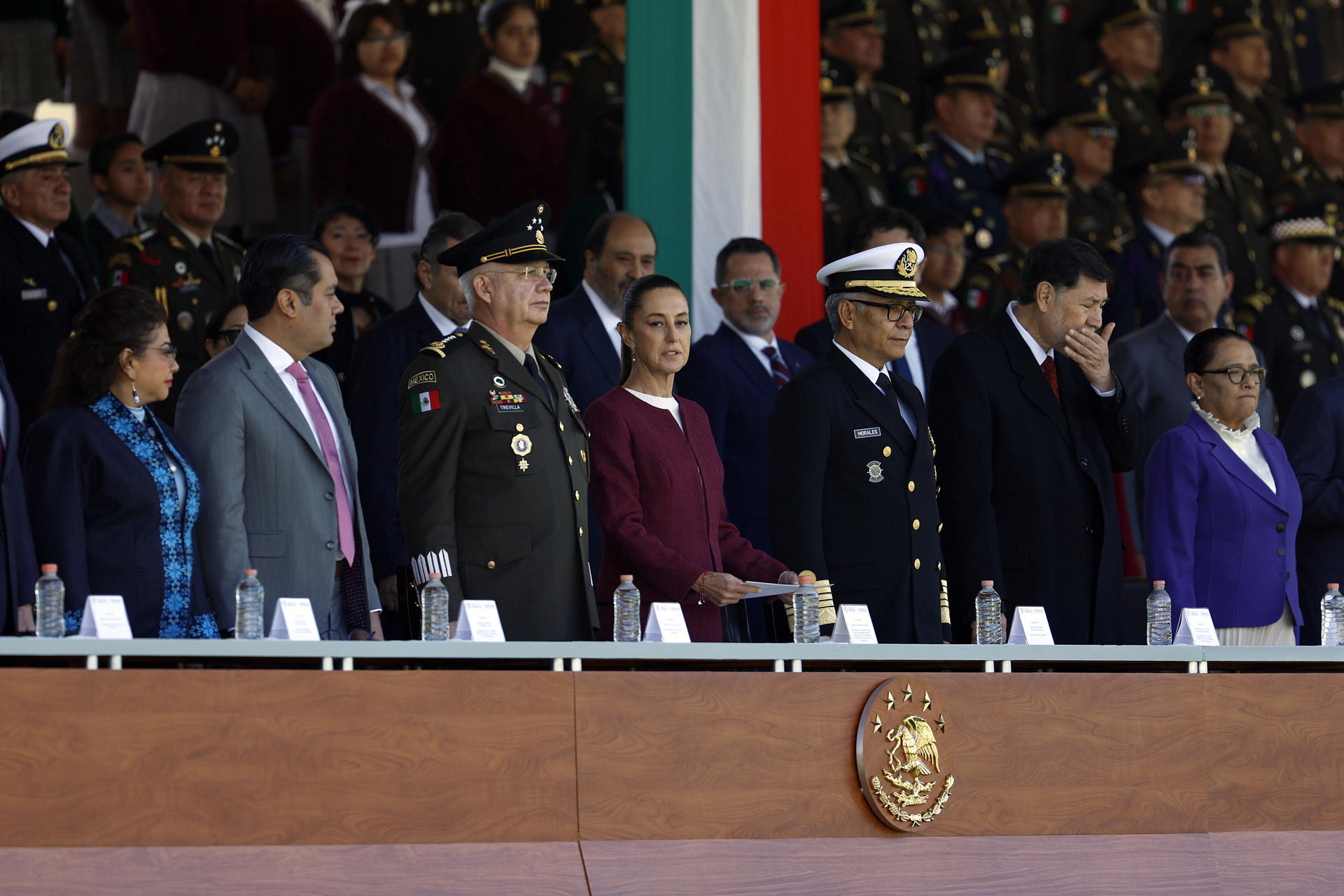 La presidenta de México, Claudia Sheinbaum (c), encabeza la ceremonia por el Día de la Bandera, este lunes en Ciudad de México (México). EFE/ Sáshenka Gutiérrez
