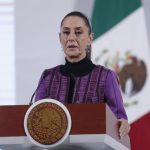 La presidenta de México, Claudia Sheinbaum, habla durante una rueda de prensa este jueves, en el Palacio Nacional, en Ciudad de México (México). EFE/Isaac Esquivel