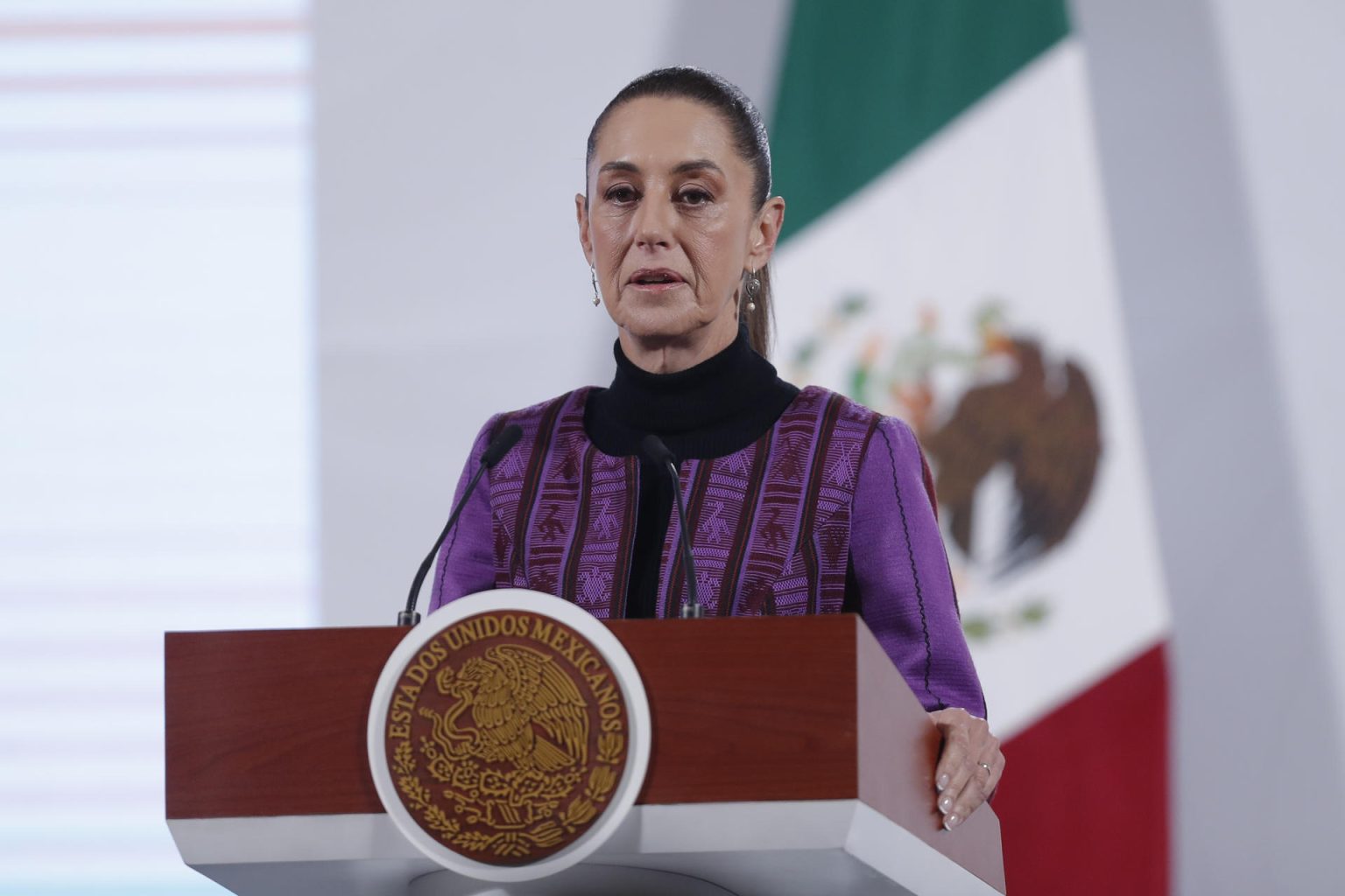 La presidenta de México, Claudia Sheinbaum, habla durante una rueda de prensa este jueves, en el Palacio Nacional, en Ciudad de México (México). EFE/Isaac Esquivel